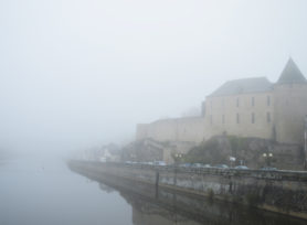 Musée du Château de Mayenne dans la brume