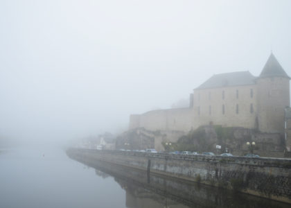 Musée du Château de Mayenne dans la brume