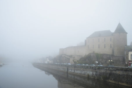 Musée du Château de Mayenne dans la brume