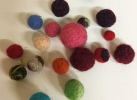 Perles en laine feutrée